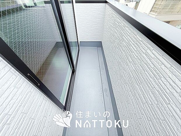 【バルコニー】奥行きが広く、洗濯物をゆったりと干せる十分な広さで、家族の洗濯も捗ります。