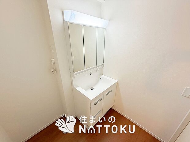 【洗面台・洗面所】鏡の両サイドは、必要なものを取出しやすく、大きな鏡面で朝の準備も快適。
使いやすいリフトアップ機能付きのシングルレバーシャワー水栓付です。
