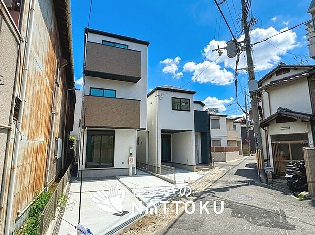 【現地写真（街並み）】雨で汚れを落とし、耐久性・耐候性に優れた外壁を使用しています。