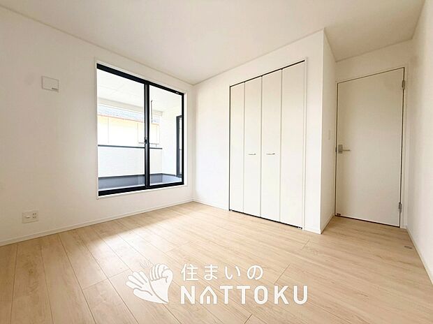 【現地写真（寝室）】木目の美しさを際立たせるシンプルデザインの建具を使用しています。