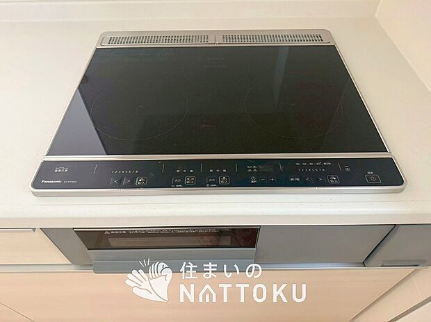 【ビルトインコンロ】フラットな構造で清掃性が高く、過熱防止センサー付３口タイプで日頃の家事も快適です。