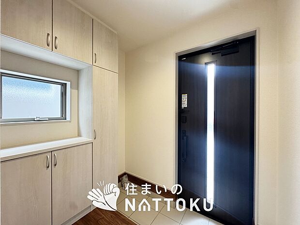 【現地写真（玄関）】玄関には、大型のシューズ収納を設置しています。