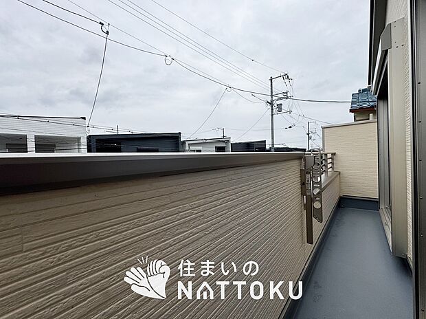 【バルコニー】奥行きが広く、洗濯物をゆったりと干せる十分な広さで、家族の洗濯も捗ります。
