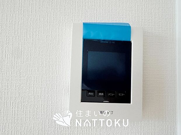 【TVモニター付インターホン】くっきり見やすいカラーモニターです。
夜でも来客者が見やすいLED照明付きです。