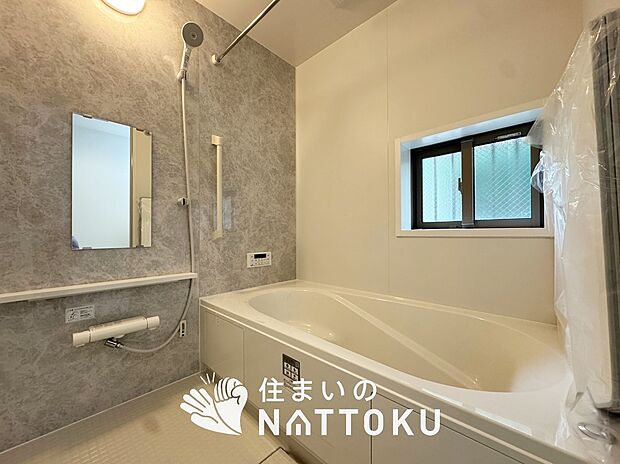 【現地写真(浴室)】浴室暖房乾燥機付き。1坪タイプで広々です。