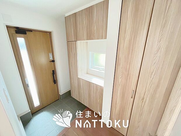 【現地写真（玄関）】玄関には、大型のシューズ収納を設置しています。