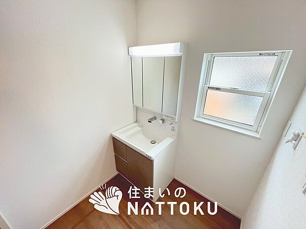 【洗面台・洗面所 】鏡の両サイドは、必要なものを取出しやすく、大きな鏡面で朝の準備も快適。
使いやすいリフトアップ機能付きのシングルレバーシャワー水栓付です。
