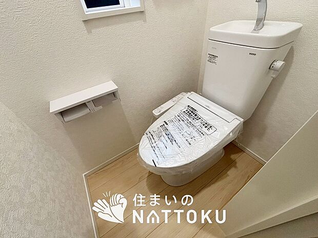 【トイレ	 】汚れてもサッとひと拭きでお手入れ簡単、エコ仕様の温水洗浄便座付きのトイレです。
バリアフリーにも配慮しています。
