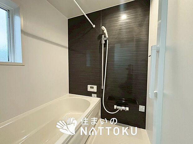 【現地写真（浴室）】浴室暖房乾燥機付き。１坪タイプで広々です。