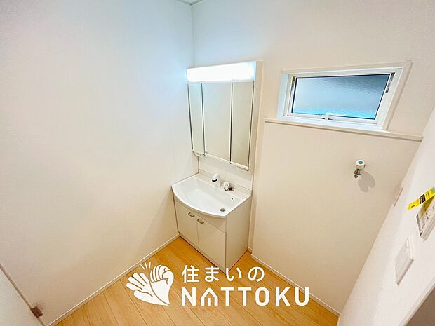 【洗面台・洗面所】鏡の両サイドは、必要なものを取出しやすく、大きな鏡面で朝の準備も快適。
使いやすいリフトアップ機能付きのシングルレバーシャワー水栓付です。
