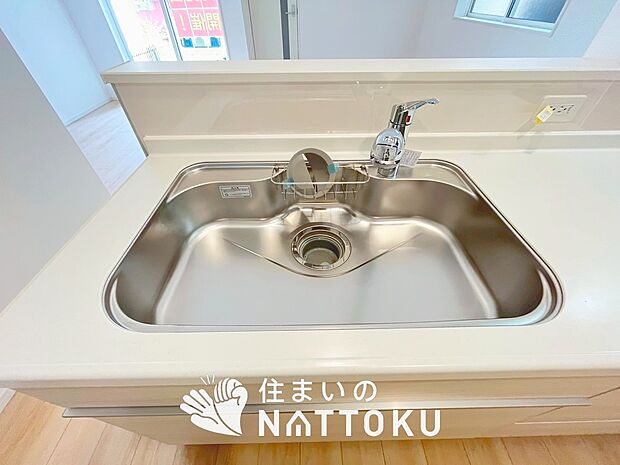 【浄水器内臓ハンドシャワー付シンク】広々とした凸型シンクに洗剤ポケットを標準装備。すっきり収納できます。
また、蛇口の先端に浄水器を内蔵しているため場所をとりません。
