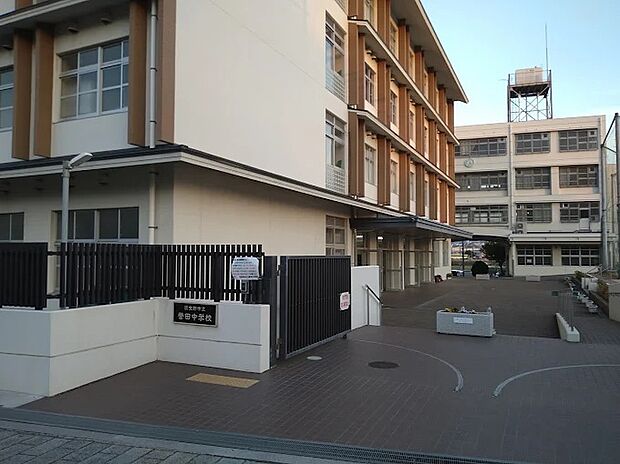 羽曳野市立誉田中学校（約1,900m）