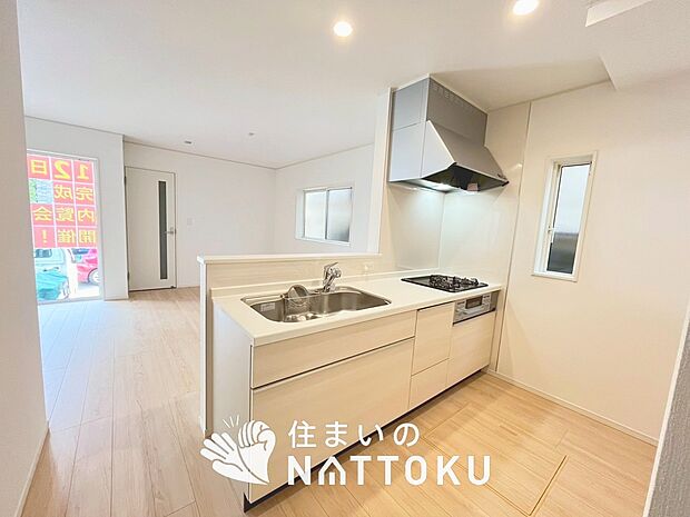 【現地写真（キッチン）】収納たっぷりのシステムキッチン、浄水器付水栓を標準装備しています。