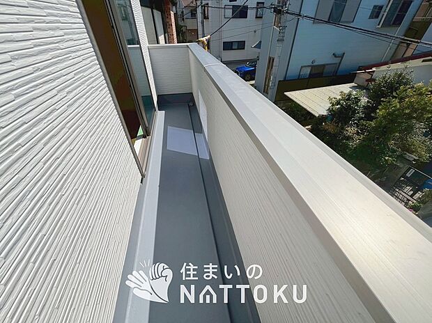 【バルコニー】奥行きが広く、洗濯物をゆったりと干せる十分な広さで、家族の洗濯も捗ります。