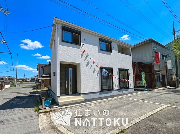 【現地写真(外観)】雨で汚れを落とし、耐久性・耐候性に優れた外壁を使用しています。