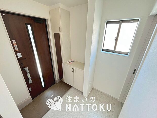 【現地写真（玄関）】玄関には、大型のシューズ収納を設置しています。