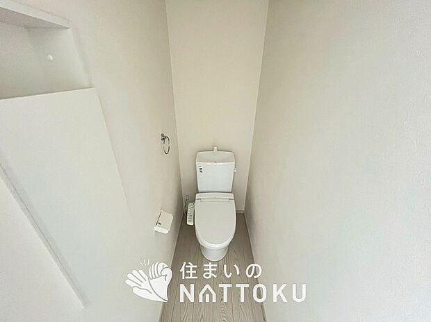 【トイレ】汚れてもサッとひと拭きでお手入れ簡単、エコ仕様の温水洗浄便座付きのトイレです。
バリアフリーにも配慮しています。
