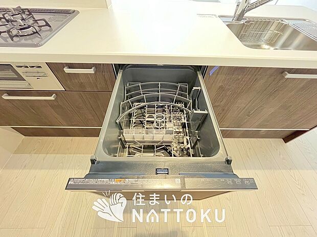 【食器洗い乾燥機】食後の時間にゆとりを与えてくれる食器洗い乾燥機。
操作ボタンも上面にあるので、腰をかがめずに操作ができラクラクです。
