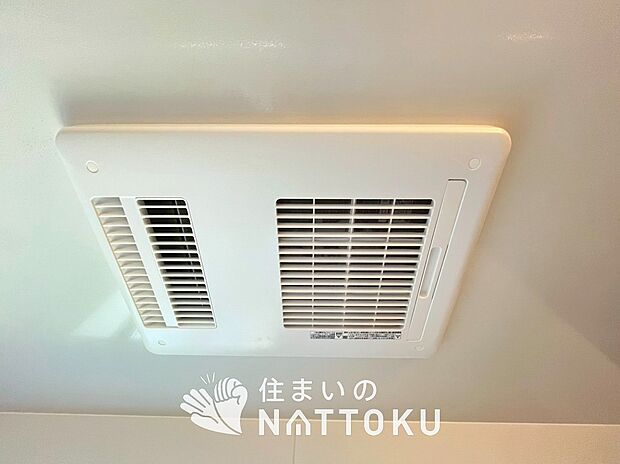 【浴室暖房換気乾燥機】入浴後の水滴や湿気を排出し、カビの発生や臭いを抑制します。
雨の日の洗濯物にも効果的です。
