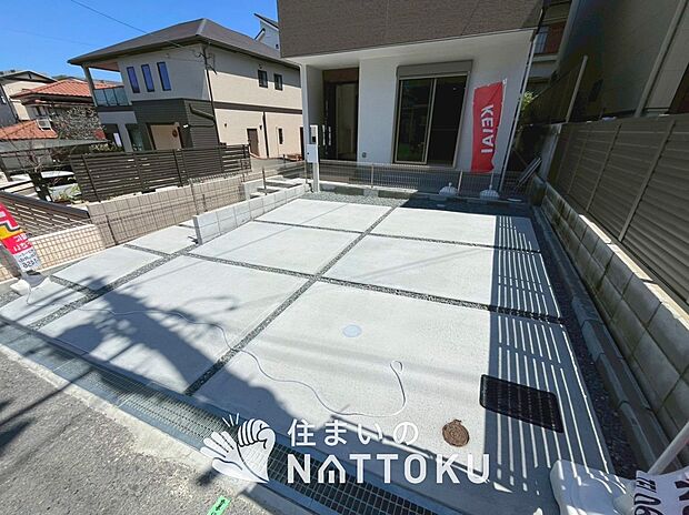 【現地写真（駐車場）】駐車スペースが広く、運転が苦手な方も安心です。