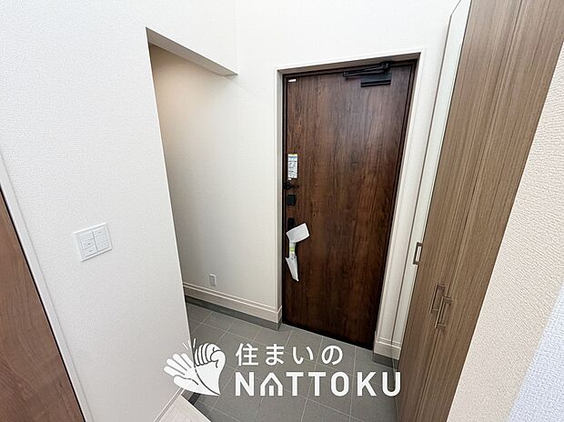 【現地写真(玄関)】玄関には、大型のシューズ収納を設置しています。