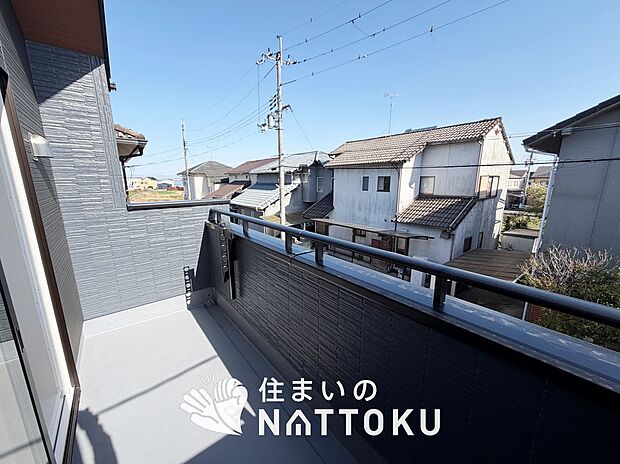 【バルコニー】奥行きが広く、洗濯物をゆったりと干せる十分な広さで、家族の洗濯も捗ります。