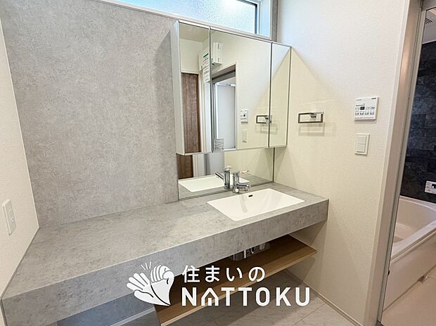 【洗面台・洗面所】鏡の両サイドは、必要なものを取出しやすく、大きな鏡面で朝の準備も快適。
使いやすいリフトアップ機能付きのシングルレバーシャワー水栓付です。