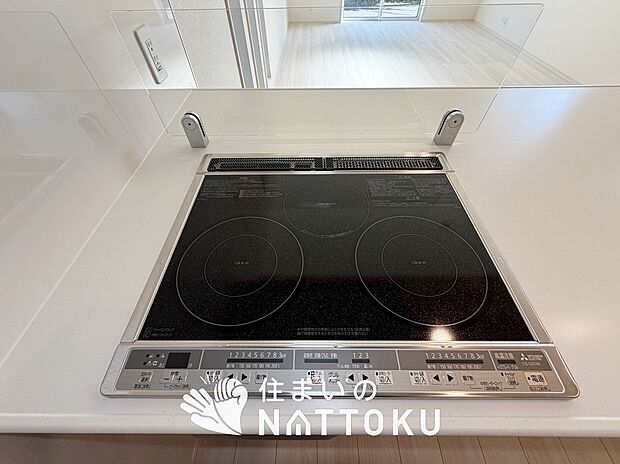 【ビルトインコンロ】フラットな構造で清掃性が高く、過熱防止センサー付3口タイプで日頃の家事も快適です。