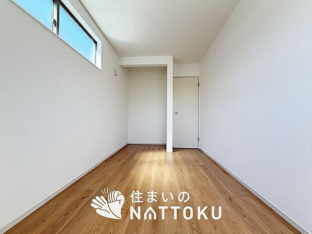 【現地写真（寝室）】木目の美しさを際立たせるシンプルデザインの建具を使用しています。