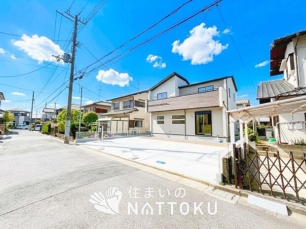 【現地写真（前道含む外観）】軽くて火災に強い屋根材を採用し、地震時の建物への負担や揺れを軽減しています。