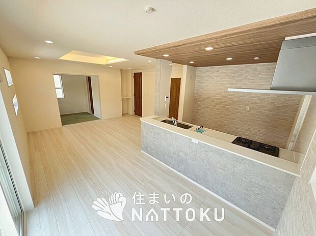 【現地写真（リビング）】フローリング材には、木目、色調など木材特有の風合いがあり、ナチュラルな美しさになっています。