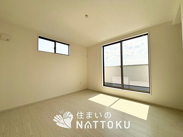 【現地写真(寝室)】木目の美しさを際立たせるシンプルデザインの建具を使用しています。