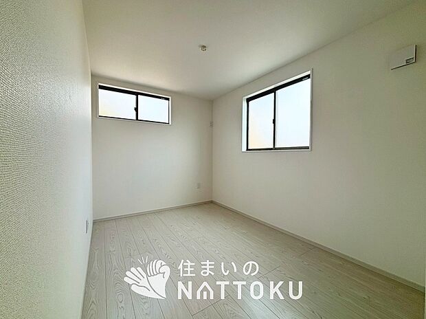 【現地写真(洋室)】木目の美しさを際立たせるシンプルデザインの建具を使用しています。