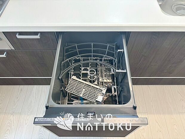 【食器洗い乾燥機】食後の時間にゆとりを与えてくれる食器洗い乾燥機。
操作ボタンも上面にあるので、腰をかがめずに操作ができラクラクです。