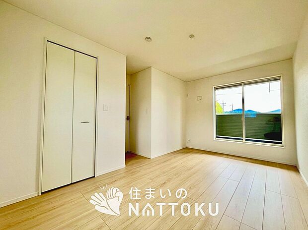 【現地写真（寝室）】木目の美しさを際立たせるシンプルデザインの建具を使用しています。