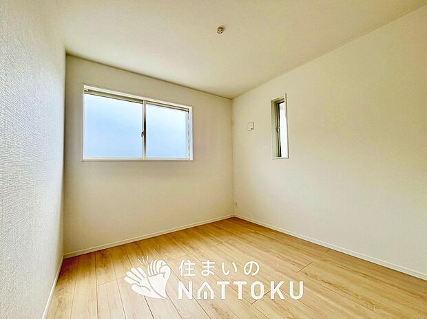 【現地写真（洋室）】木目の美しさを際立たせるシンプルデザインの建具を使用しています。