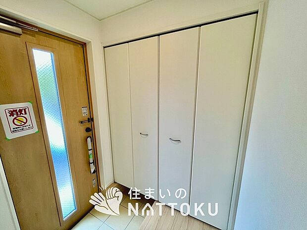 【現地写真（玄関）】玄関には、大型のシューズ収納を設置しています。