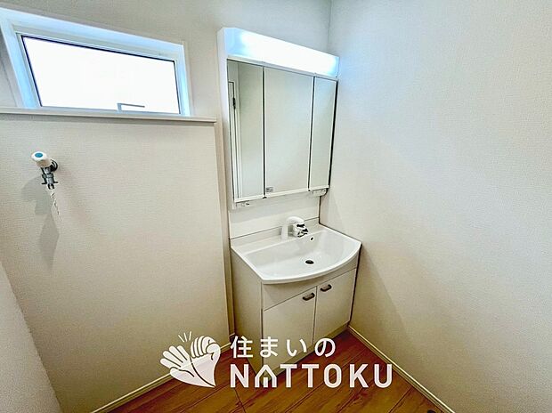 【洗面台・洗面所】鏡の両サイドは、必要なものを取出しやすく、大きな鏡面で朝の準備も快適。
使いやすいリフトアップ機能付きのシングルレバーシャワー水栓付です。
