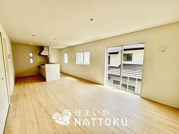 【現地写真（リビング）】フローリング材には、木目、色調など木材特有の風合いがあり、ナチュラルな美しさになっています。