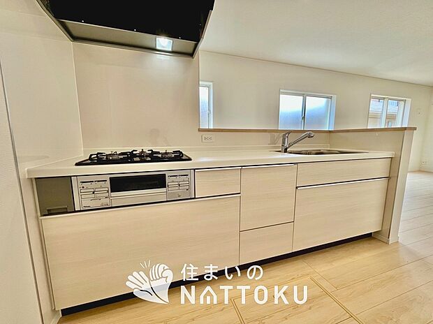 【現地写真（キッチン）】収納たっぷりのシステムキッチン、浄水器付水栓を標準装備しています。