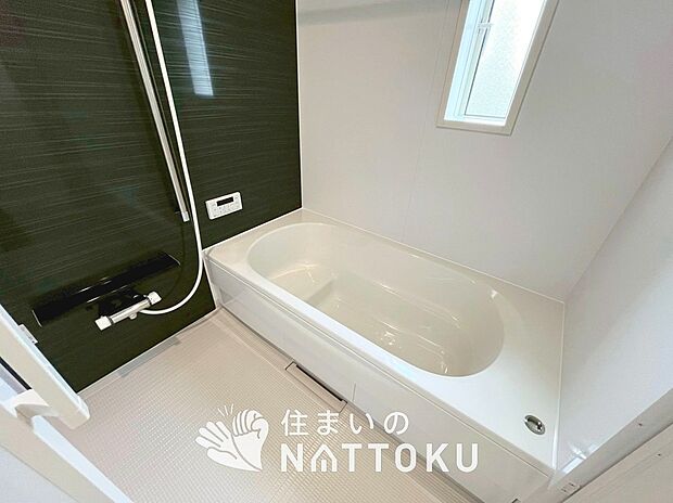 【現地写真（浴室）】浴室暖房乾燥機付き。１坪タイプで広々です。