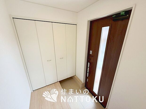 【現地写真(玄関)】玄関には、大型のシューズ収納を設置しています。