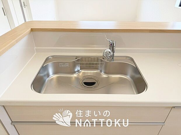 【浄水器内臓ハンドシャワー付シンク】広々とした凸型シンクに洗剤ポケットを標準装備。すっきり収納できます。
また、蛇口の先端に浄水器を内蔵しているため場所をとりません。