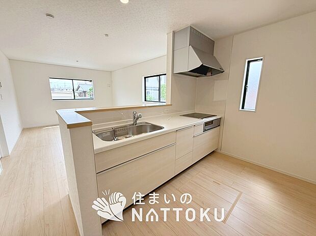 【現地写真(キッチン)】収納たっぷりのシステムキッチン、浄水器付水栓を標準装備しています。