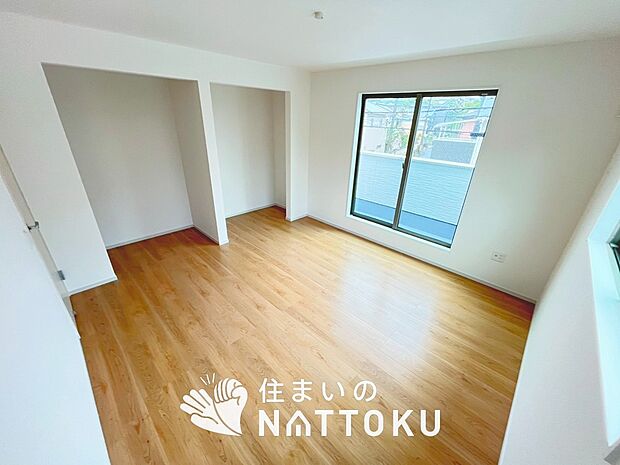 【現地写真（寝室）】木目の美しさを際立たせるシンプルデザインの建具を使用しています。
