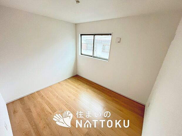 【現地写真（洋室）】木目の美しさを際立たせるシンプルデザインの建具を使用しています。