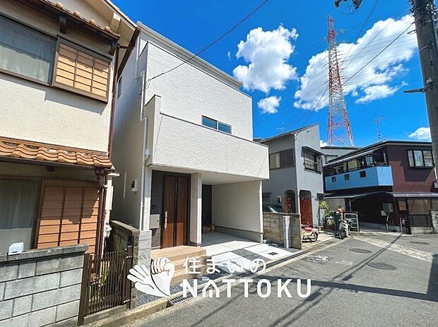 【現地写真(外観)】軽くて火災に強い屋根材を採用し、地震時の建物への負担や揺れを軽減しています。