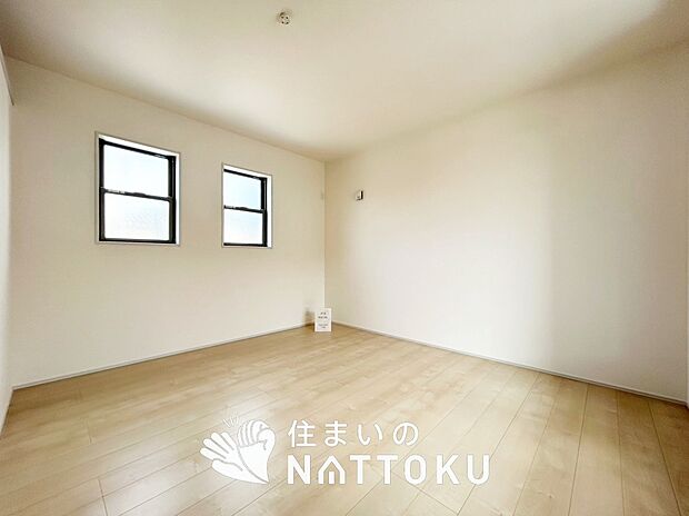 【現地写真（洋室）】木目の美しさを際立たせるシンプルデザインの建具を使用しています。