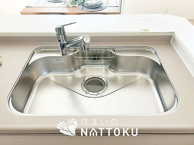 【浄水器内臓型ハンドシャワー付シンク】傷や汚れが付きにくい静音仕様の全面エンボス加工シンク。
また、蛇口の先端に浄水器を内蔵。浄水シャワーが使える毎分4リットルのたっぷり浄水。
