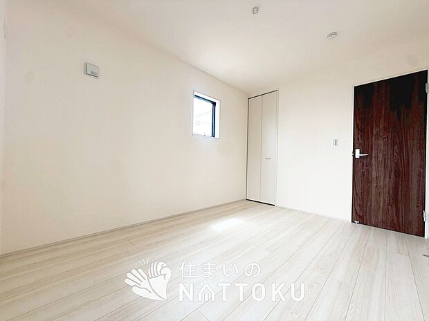 【現地写真(洋室)】木目の美しさを際立たせるシンプルデザインの建具を使用しています。